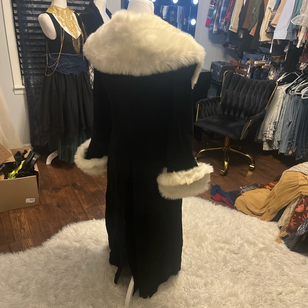 Luxurious Black and Cream leather coat - Picture 2 of 2